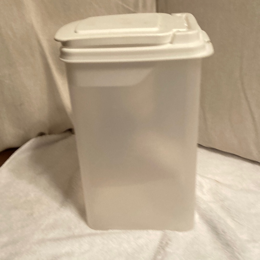 BUDDEEZ Plastic bread box with push in Lid opens & snaps shut really tight